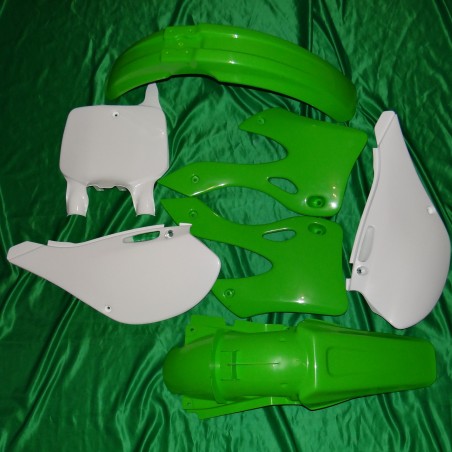 Kit plastiques UFO pour KAWASAKI KX 125cc et 250cc de 1999 à 2002 KAKIT200999 UFO 84,90 €