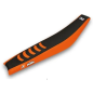 Sitzbezug „Double Grip 3“ für KTM SX 125, SX 250, SX 300, SX-F 250, SX-F 350 und SX-F 450 des Modelljahres 2023 Sitzbezug „Double Grip 3“ für KTM SX 125, SX 250, SX 300, SX-F 250, SX-F 350 und SX-F 450 des Modelljahres 2023