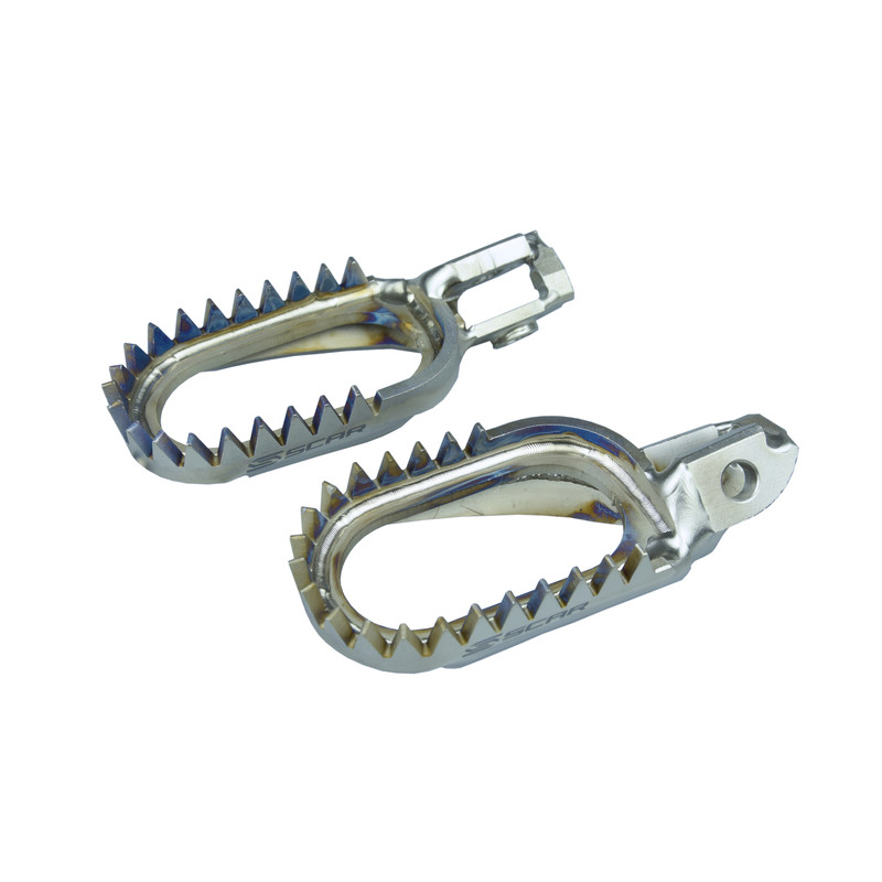 Reposes-pieds SCAR titane anti-boue pour KTM SX 250, SX 300, HUSQVARNA FC 250, FC 350 et GAS GAS EC 300, ECF 350 de 2023 à 2027 Reposes-pieds SCAR titane anti-boue pour KTM SX 250, SX 300, HUSQVARNA FC 250, FC 350 et GAS GAS EC 300, ECF 350 de 2023 à 2027